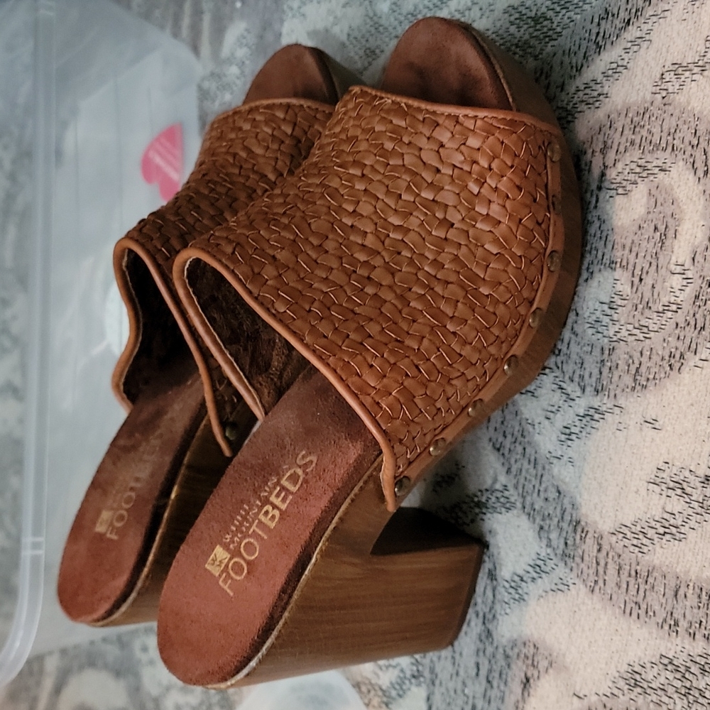 Brand NWT white mountain footbeds wedges